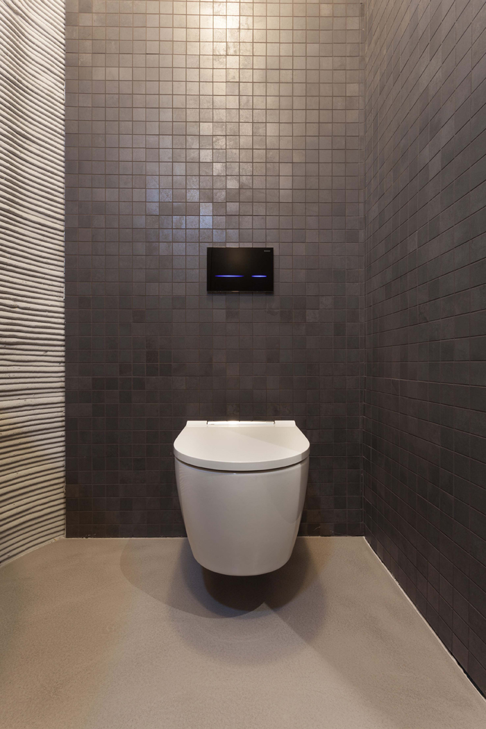 Ein WC der Badserie Geberit ONE mit berührungsloser Betätigungsplatte Geberit Sigma80