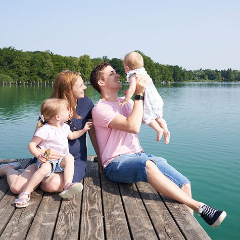 Familie Schmitt am Wasser. 