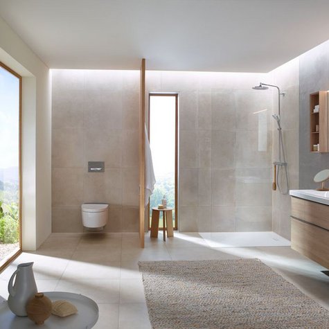 Ein großes, geräumiges Bad mit Komplettbadserie Geberit iCon mit integrierter Toilette.