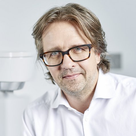 Christoph Behling mit dem von ihm designten Dusch-WC Geberit AquaClean Mera