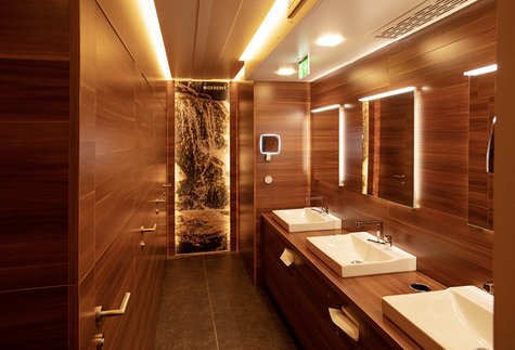 Die Geberit AquaClean Lounge mit Dusch-WC Kabinen und Waschplätzen.