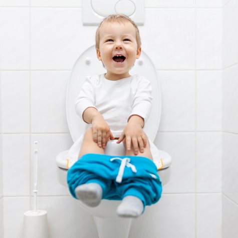 Kleiner Junge sitzt auf Toilette. ©Adobe Stock
