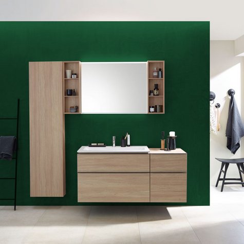 Smaragdgrüne Wand in einem Bad mit Geberit Möbeln