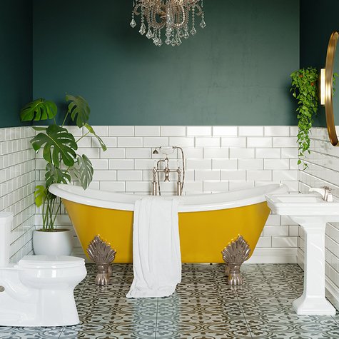 Eine Badewanne mit goldenen Klauenfüßen in einem maximalistischen Bad.