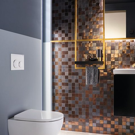 Bad mit Mosaik-Wand ausgestattet mit der Badserie Geberit Acanto