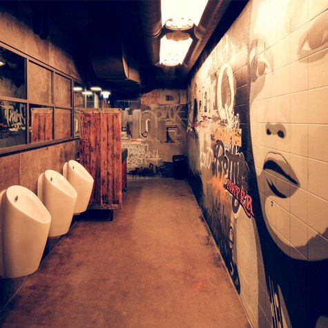 Die weißen Urinale von Geberit bilden einen klaren Kontrast zur Graffiti-Kunst im Restaurant Qmuh Ulm.