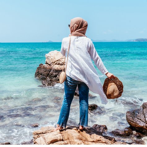 Muslima im Halal-Urlaub am Strand.