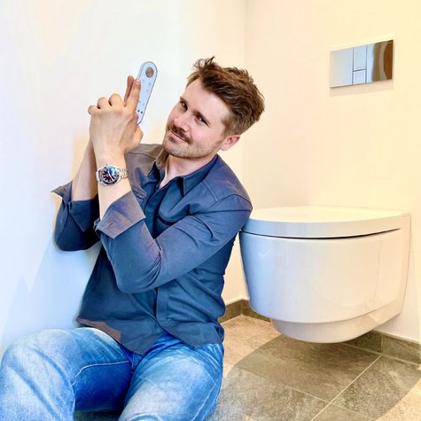 Thore Schölermann und sein Dusch-WC Geberit AquaClean Mera.  Copyright: Thore Schölermann.