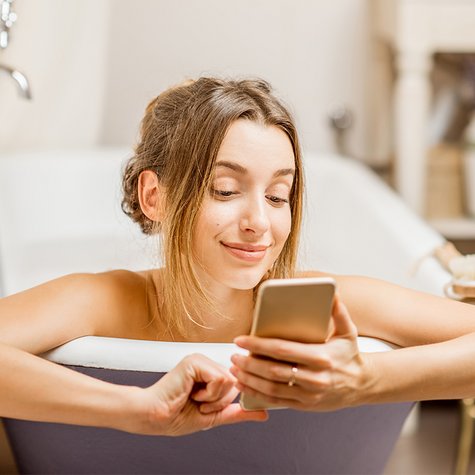 In der Wanne entspannt Bad-Podcasts lauschen und Blogs lesen. © rh2010