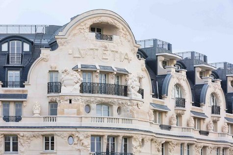 Hinter der prächtigen Fassade des Hotel Lutetia in Paris verbergen sich viele Geberit Dusch-WCs.