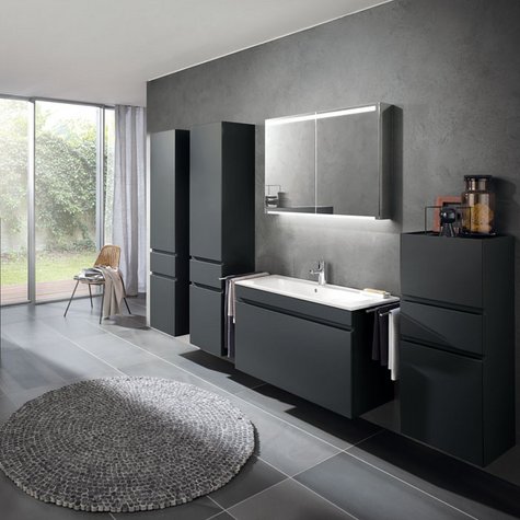 Ein Bad in Schwarz- und Grautönen – vom Boden bis zu den Möbeln