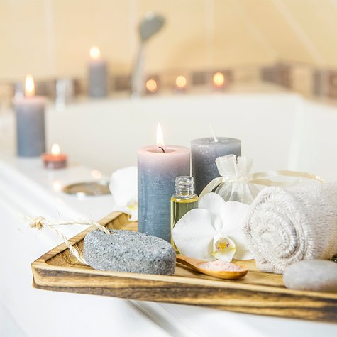 Eine Badewanne dekoriert mit Kerzen