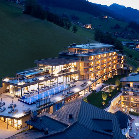 Das Edelweiss Salzburg Mountain Resort von oben im Sonnenuntergang. © DAS EDELWEISS Salzburg Mountain Resort, Fotograf Michael Huber