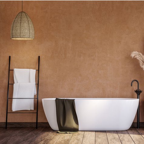 Modernes Bad mit farbiger Tapete und weißen bodenlangen Vorhängen
