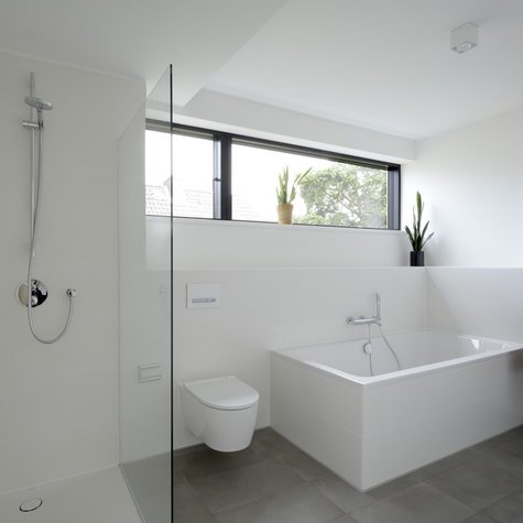 Edles und schlichtes Baddesign mit Geberit