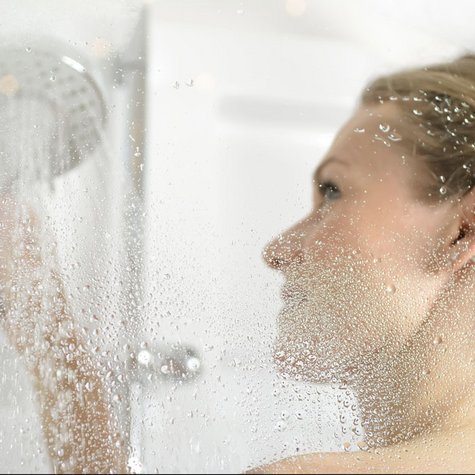 Frau unter der Dusche