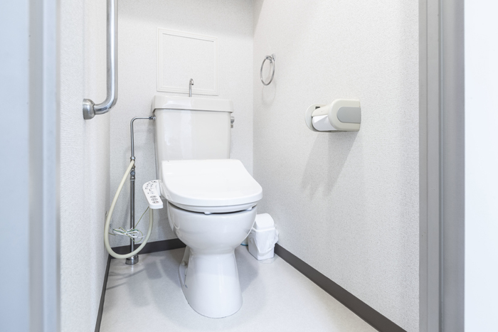 In Japan sind Dusch-WCs Standard, die Strom- und Wasserleitungen sind oft sichtbar.