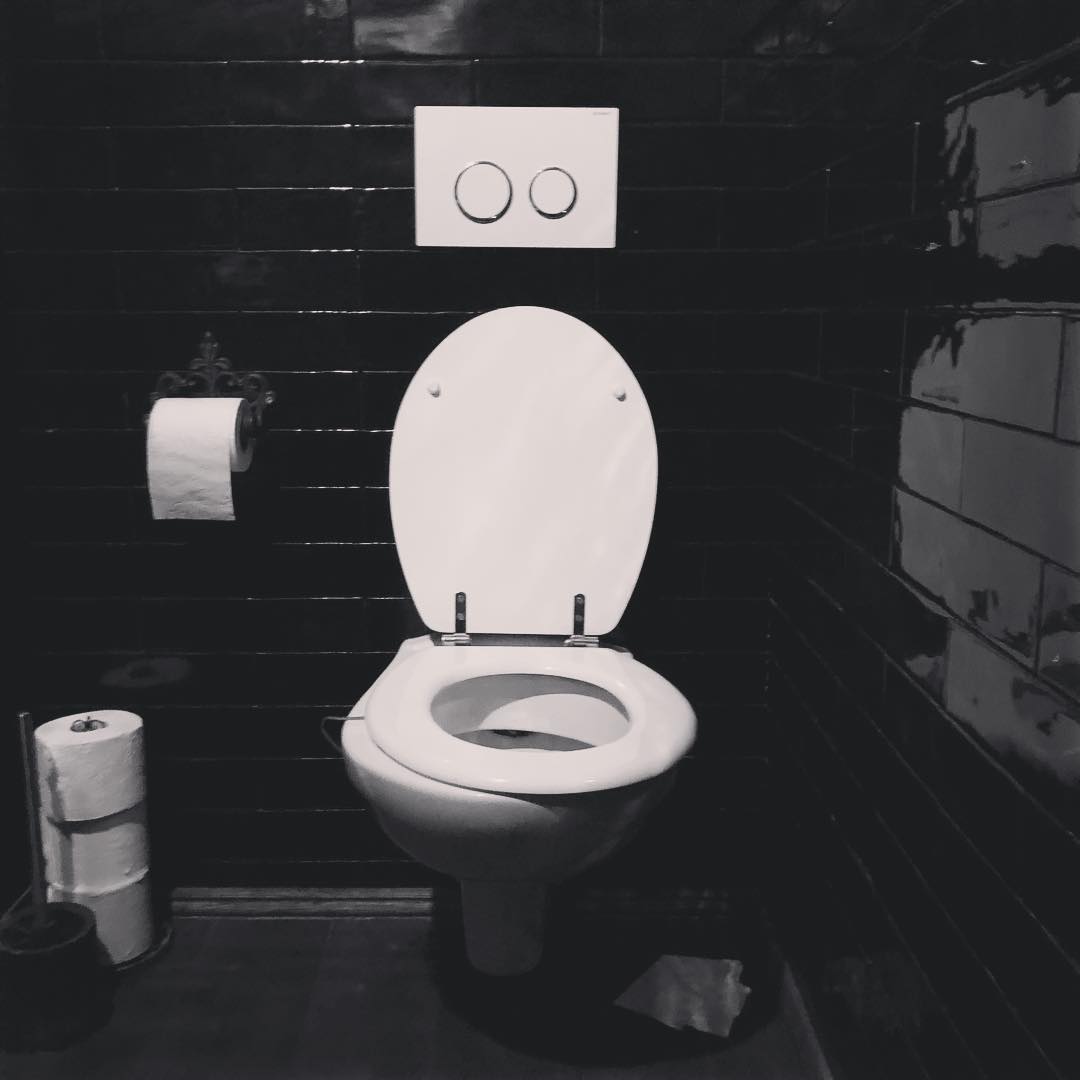 Toilette in der Bar Le Petit Coq in Stuttgart.