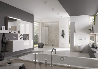 Badeinrichtung mit AquaClean, Dusche, Waschtisch, Spiegelschrank und Badewanne.