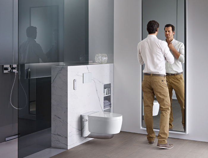 Mann Spiegel Designer-Bad Geberit Dusch-WC AquaClean