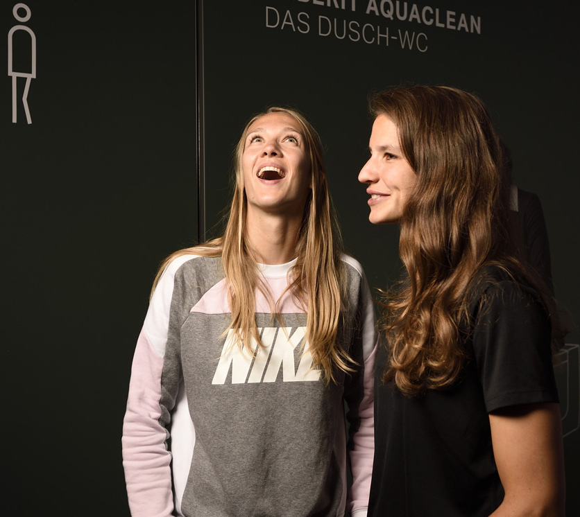 Sandra Ittlinger und Chantal Laboureur zum Dusch-WC Geberit AquaClean Mera.