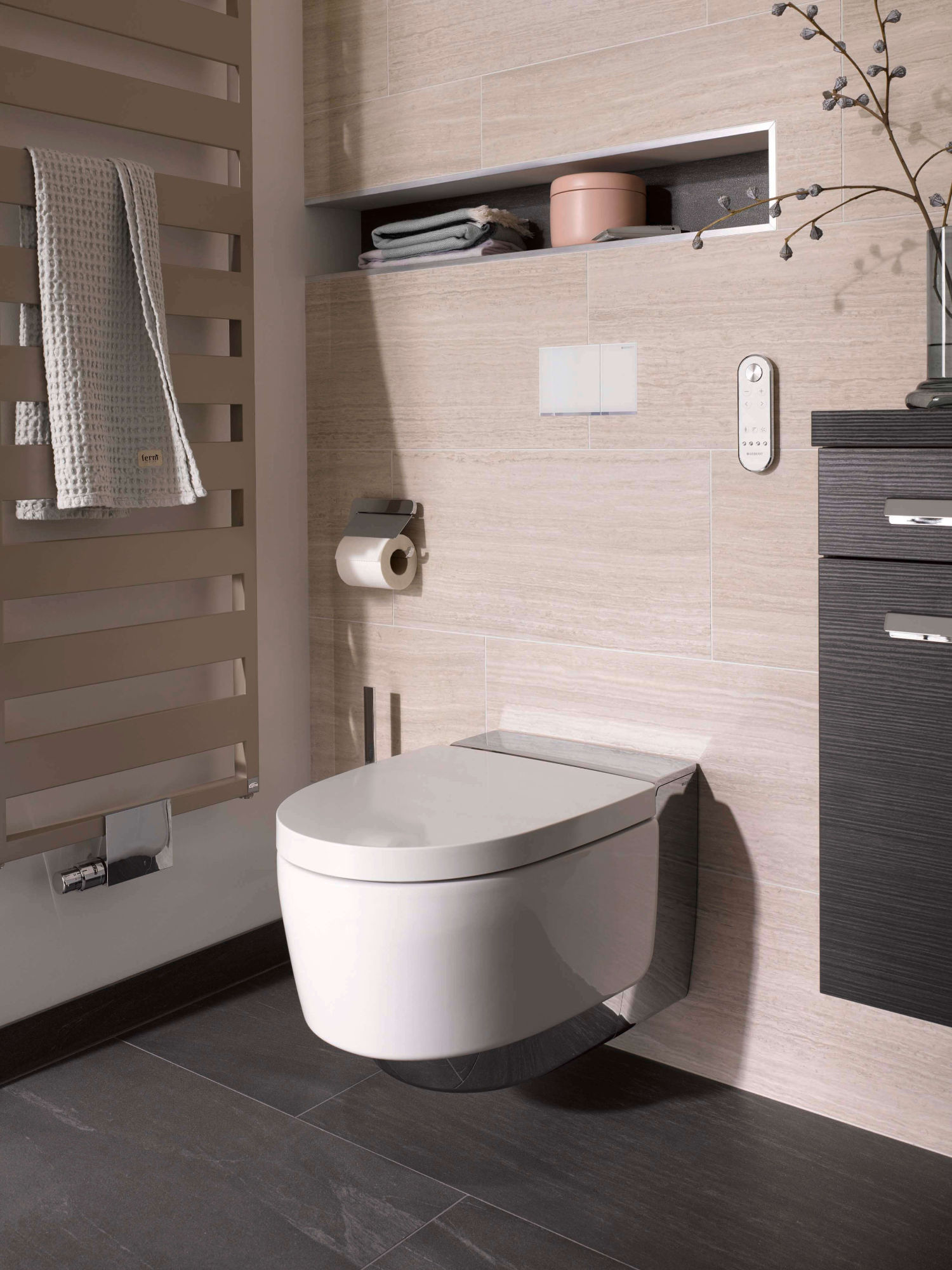 Bad mit Dusch-WC Geberit AquaClean Mera Comfort.