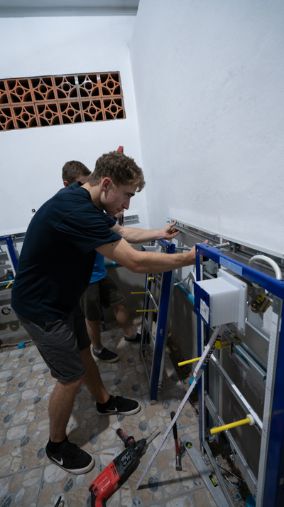 Manuel Moser ist dabei die Geberit Unterputz-Spülkästen an der Wand zu montieren