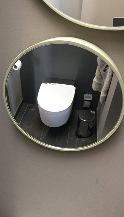 Das Dusch-WC AquaClean der Marke Geberit im FlyingSpace.