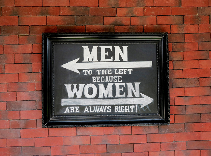 WC-Schild: Men to the left, because women are always right.