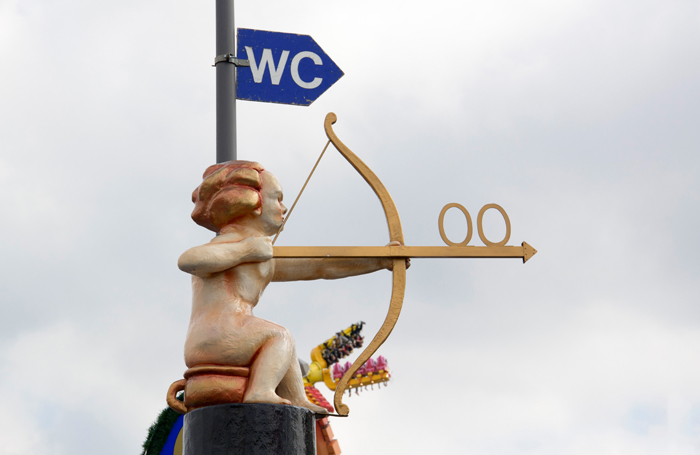 Doppelnull WC-Schild auf dem Oktoberfest in München.