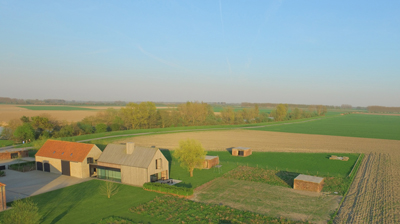 Bauernhaus, Scheune und Bunker im belgischen Hinterland. 