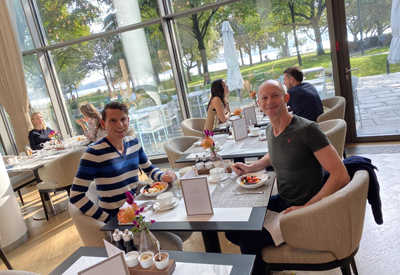 Frühstück mit Blick auf die Alster im Hotel The Fontenay.