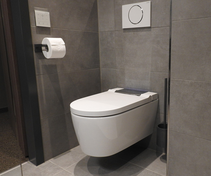 Dusch-WC AquaClean Sela mit Wandbedienpanel im Hotelbad.