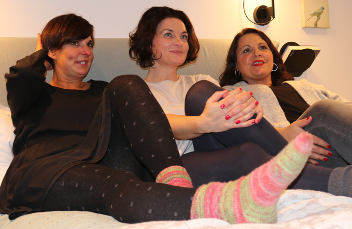 Mit Kuschelsocken haben es sich sieben Frauen bei der Pyjamaparty von Fräulein Ordnung gemütlich gemacht. 