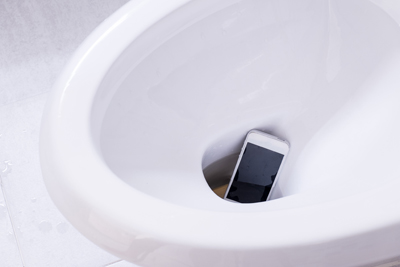 Smartphone in der Toilette. © nitikornfotolia