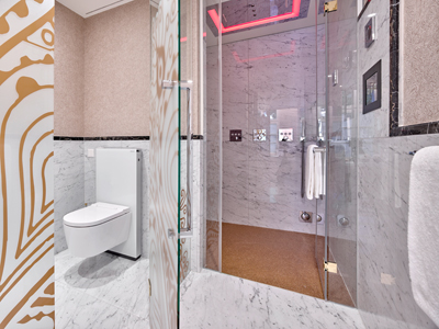 Badezimmer mit großer bodenebener Dusche und Dusch-WC Geberit AquaClean Sela.