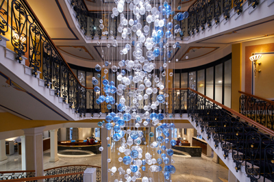 Kronleuchter mit 2.500 durchsichtigen und blauen Glaskugeln in verschiedenen Größen.