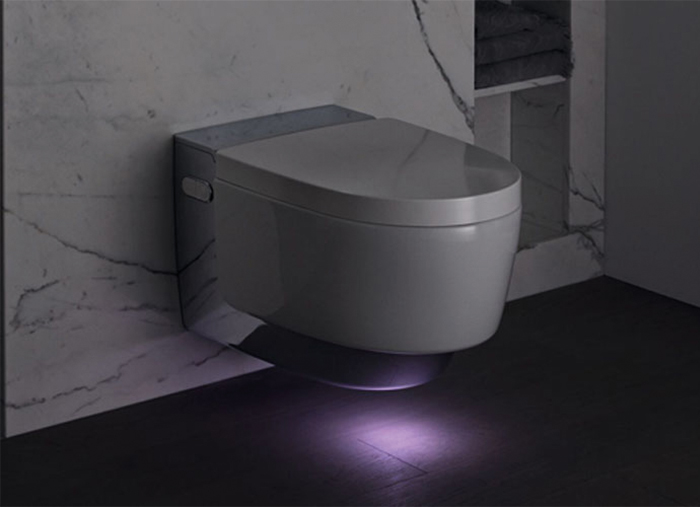 Das Geberit AquaClean Mera mit Orientierungslicht.