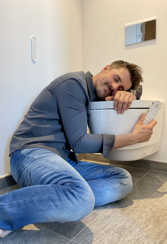 Thore Schölermann und sein Dusch-WC Geberit AquaClean Mera.