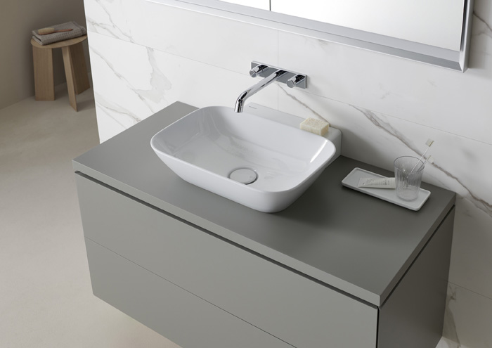 Waschplatz mit ONE Waschtisch im softorganischen Design, ONE Wandarmatur. ONE Waschtischplatte und ONE Waschtisch-Unterschrank