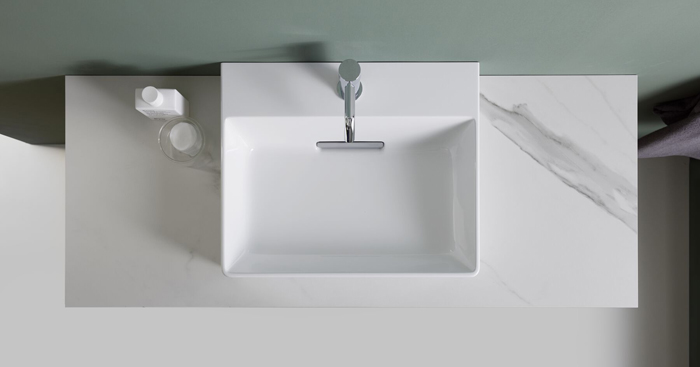 Eine Waschtischplatte aus Marmor in Kombination mit einem Aufsatzwaschtisch der Badserie Geberit ONE