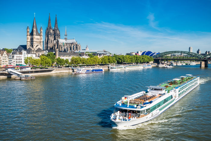 Blick auf den Rhein mit dem Kölner Dom im Hintergrund