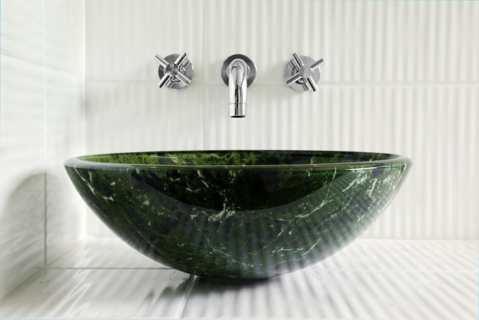 Ein smaragdgrünes Waschbecken