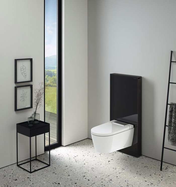 Bäder im Schwarz-Weiß-Look mit Produkten von Geberit, wie dem AquaClean Dusch-WC