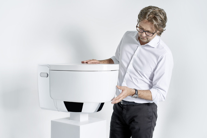 Designer Christoph Behling mit Geberit AquaClean Mera