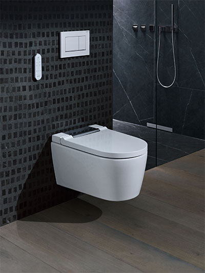 Schwarzes Badezimmer mit AquaClean Sela im Mittelpunkt.