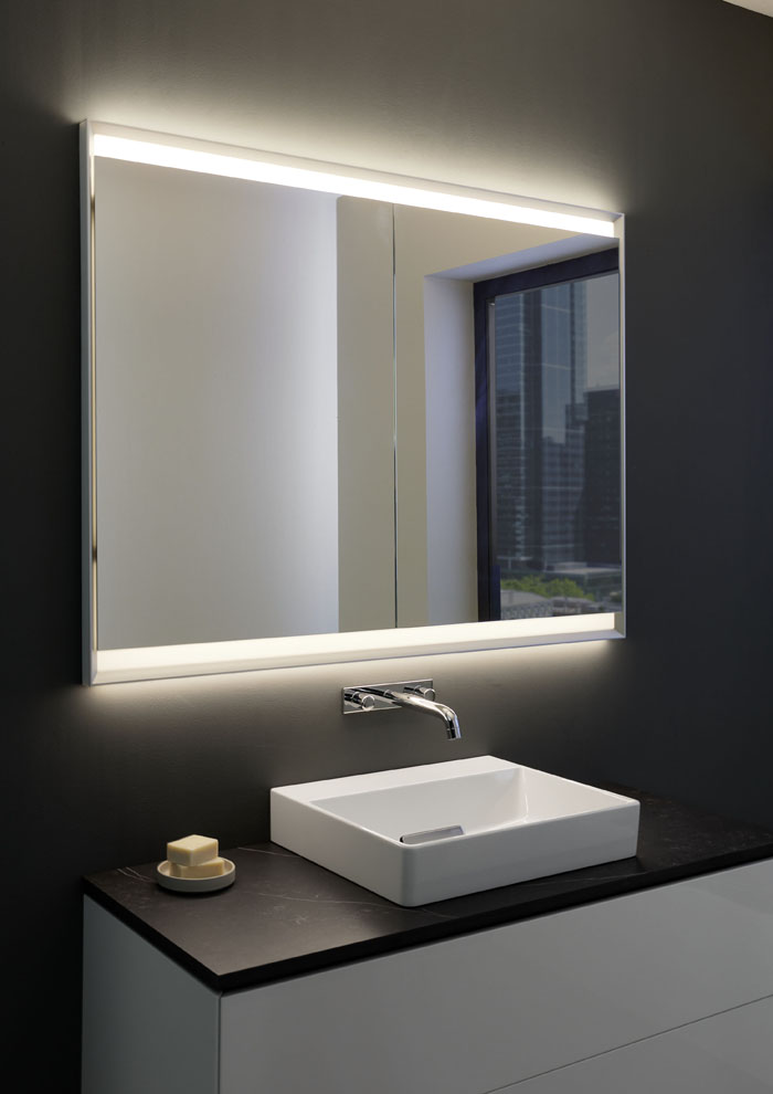 Ein Bad mit ONE Waschplatz und ONE Spiegelschrank, in den das innovative Lichtkonzept Geberit ComfortLight integriert ist