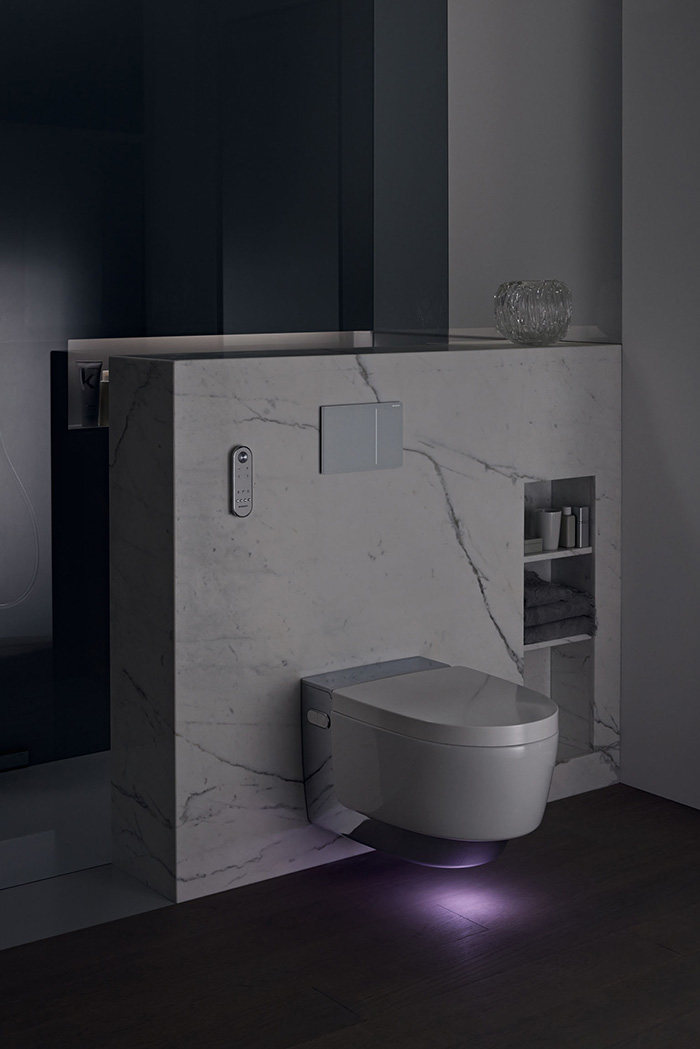 Das Geberit Dusch-WC AquaClean Mera Comfort mit Orientierungslicht. 