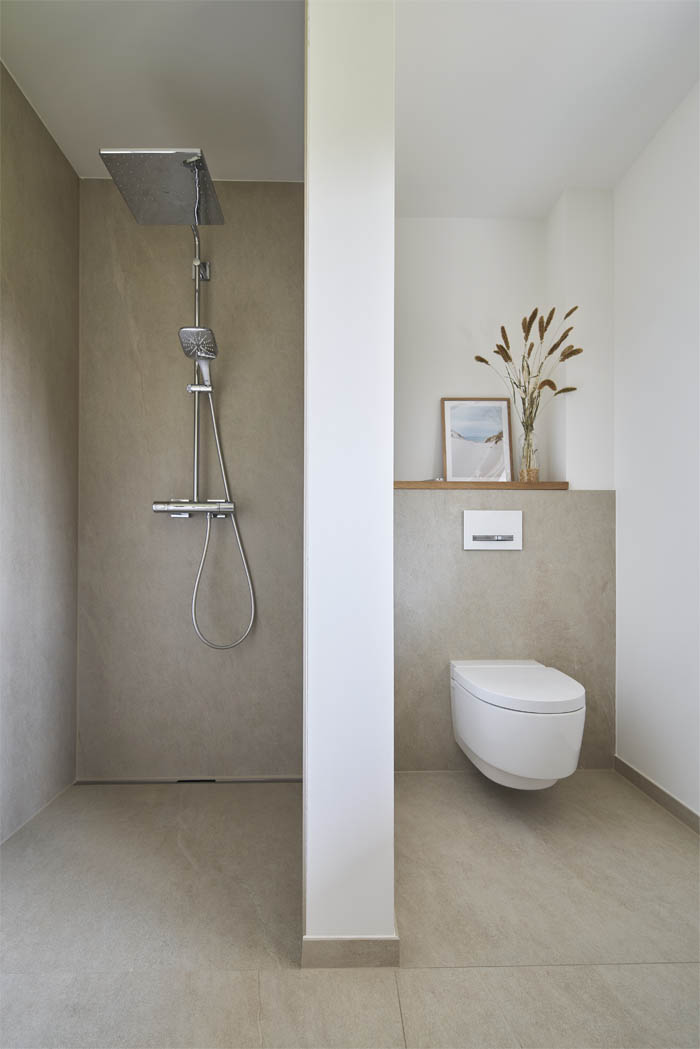 Familienbad mit bodenebener Dusche und Dusch-WC Geberit AquaClean Mera.