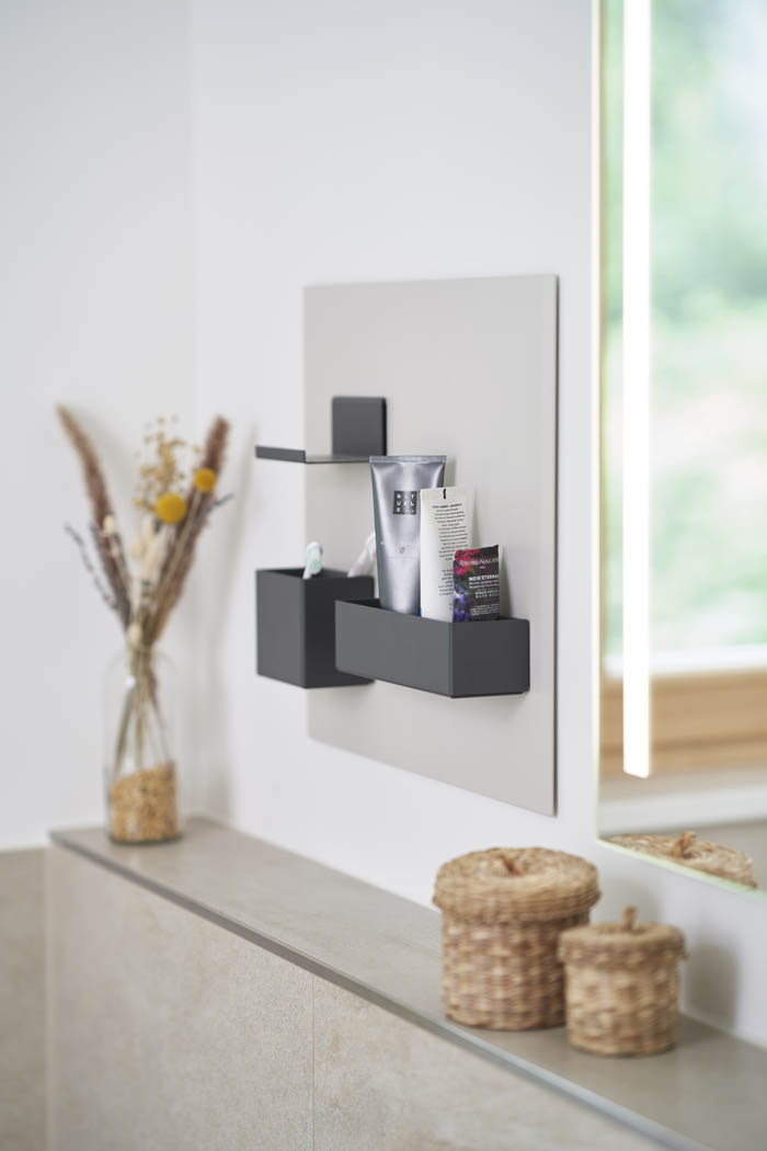 Geberit Option Basic Spiegel mit integriertem Lichtausschnitt.